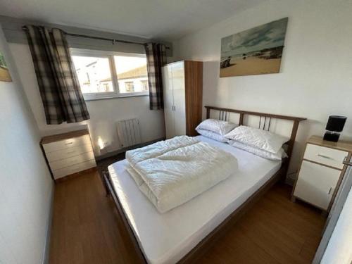 Ліжко або ліжка в номері Lovely 3 Bed Bungalow, Sleeps 6, In A Beautiful Location In Cornwall Ref 85070p