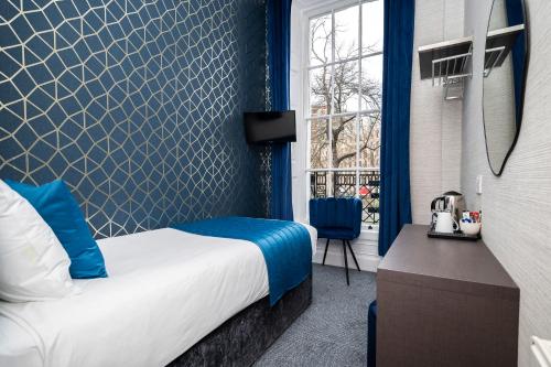 Postel nebo postele na pokoji v ubytování Mentone Hotel