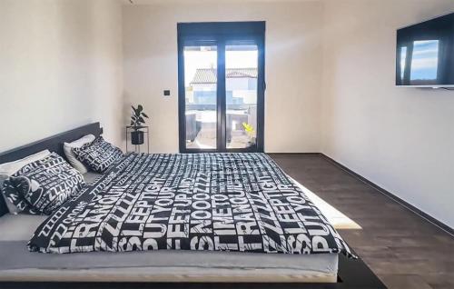 uma cama grande num quarto com uma janela em Awesome Home In Vodnjan With Wi-fi em Vodnjan