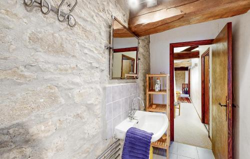 baño con lavabo y pared de piedra en Awesome Home In Monsegur With Private Swimming Pool, Can Be Inside Or Outside en Saint-Ferme