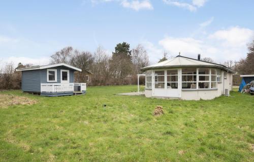 a house and a shed in a field at 3 Bedroom Pet Friendly Home In Sydals in Sønderby