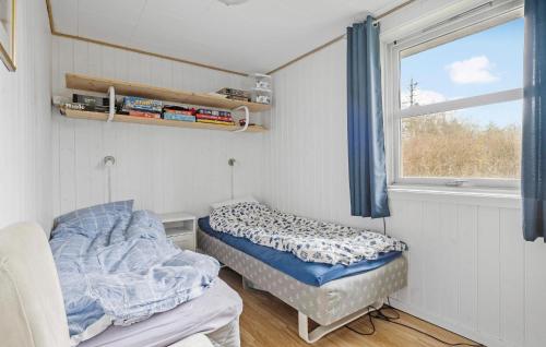 um pequeno quarto com uma cama e uma janela em 3 Bedroom Pet Friendly Home In Sydals em Sønderby