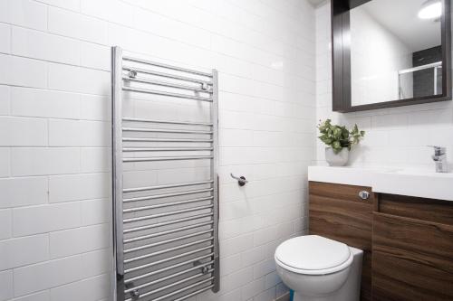 Vonios kambarys apgyvendinimo įstaigoje Dunstable Rd Modern Ensuites by Pioneer Living