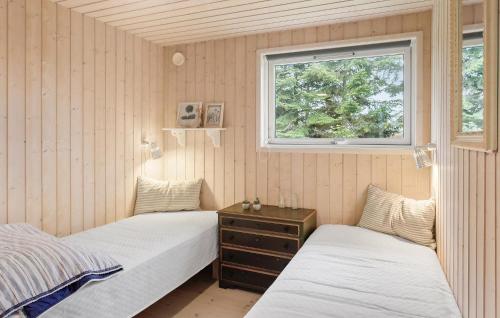 2 aparte bedden in een kamer met een raam bij Cozy Home In Vordingborg With Wifi in Vordingborg