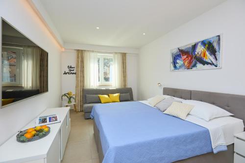 Habitación de hotel con 2 camas y sofá en Hedera Estate Hedera Studio 3, en Dubrovnik