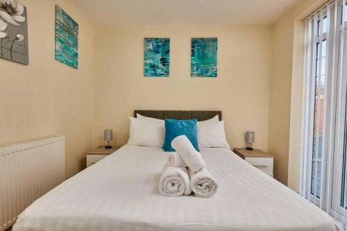 sypialnia z łóżkiem z ręcznikami w obiekcie Cosy Corner on Burton Road w mieście Derby