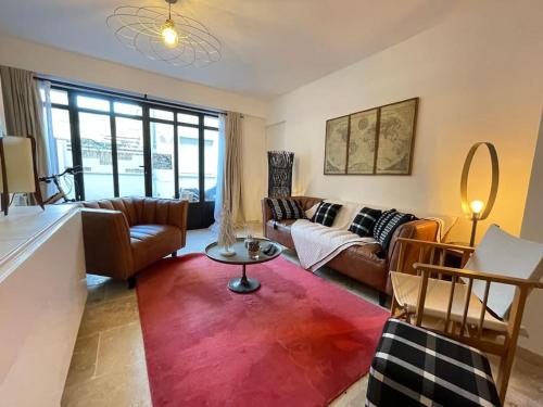 un salon avec un canapé et une table dans l'établissement Maison Cosy Intra-muros, clim, parking, extérieur, à Aigues-Mortes