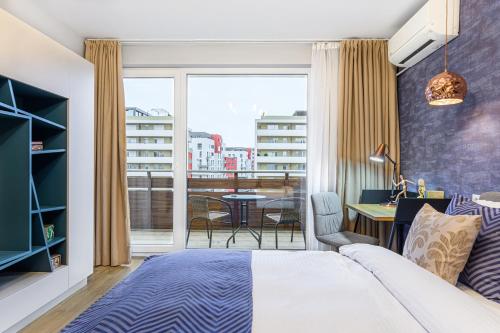 Cette chambre d'hôtel comprend un lit et un balcon. dans l'établissement ARA Apart Hotel #3, à Braşov
