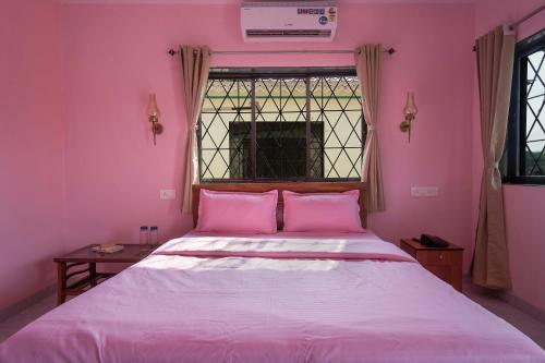 เตียงในห้องที่ Tarangan Resort