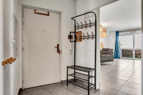 Habitación con espejo y silla. en Room in Appartment with seaview, en Marsella