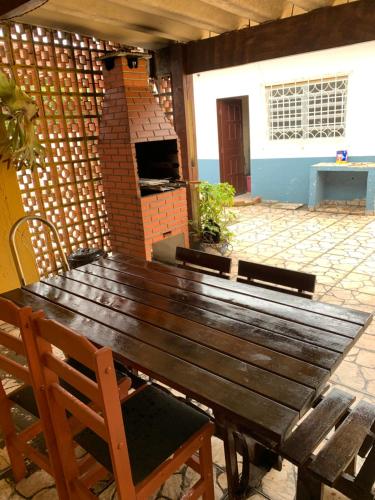 TV a/nebo společenská místnost v ubytování Casa ampla com piscina 4 quadras da praia , Espaço gourmet churrasqueira