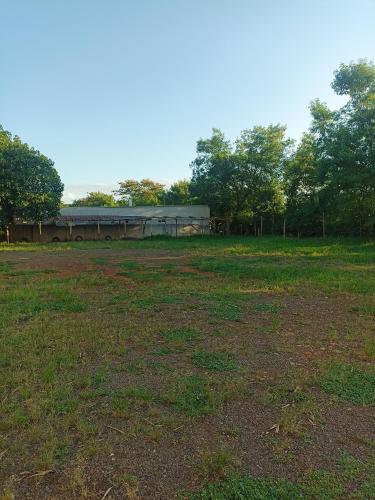 um campo aberto com um edifício ao fundo em Rio foz camping para motorhome em Foz do Iguaçu