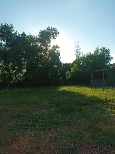 um campo com árvores e um golo de futebol em Rio foz camping para motorhome em Foz do Iguaçu