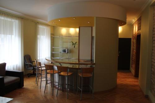 eine Küche mit einer Bar mit Hockern in einem Zimmer in der Unterkunft Old Riga Apartment in Riga
