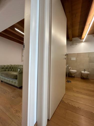 a living room with a couch and a toilet in a room at Residenza Della Samaritana in Verona