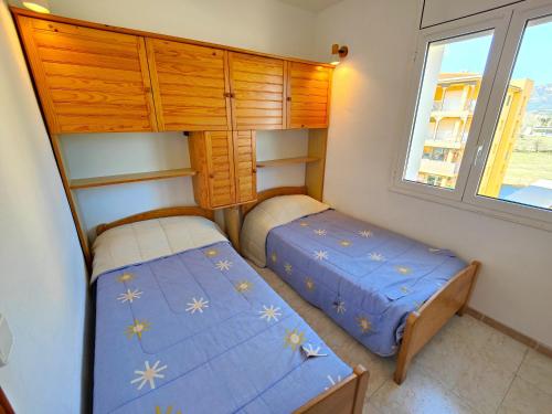 ロザスにあるGlobal Immo 3289 Port thalassaの窓付きの小さな部屋のベッド2台