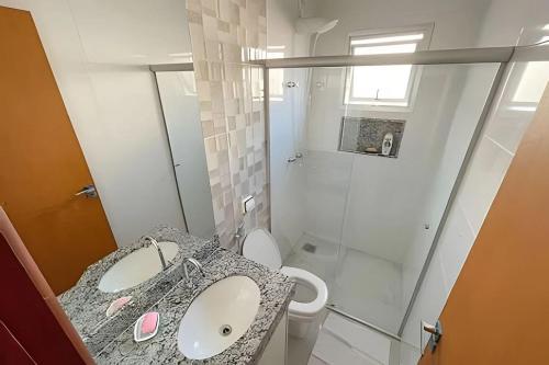 uma casa de banho com um lavatório, um WC e um chuveiro em 202- APARTAMENTO de 2 QUARTOS para até 5 HÓSPEDES em Patos de Minas