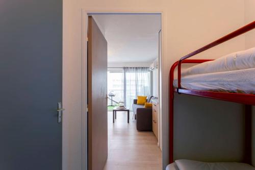 - une chambre avec des lits superposés et un couloir dans l'établissement Chez Chantal - Charmant studio avec piscine proche des plages, à La Grande Motte