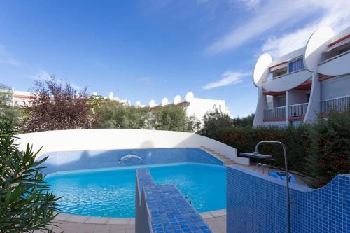 une piscine devant un immeuble dans l'établissement Chez Chantal - Charmant studio avec piscine proche des plages, à La Grande Motte
