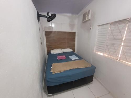 a small bedroom with a blue bed in a room at Hospedaria cmc unidade 02 in Riacho Fundo