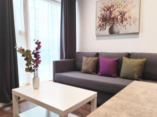 a living room with a couch and a table at Luxury apartment near London centre, near train station, E1 in London