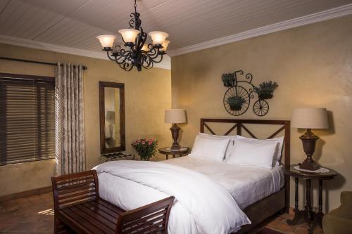 מיטה או מיטות בחדר ב-Opikopi Guest House