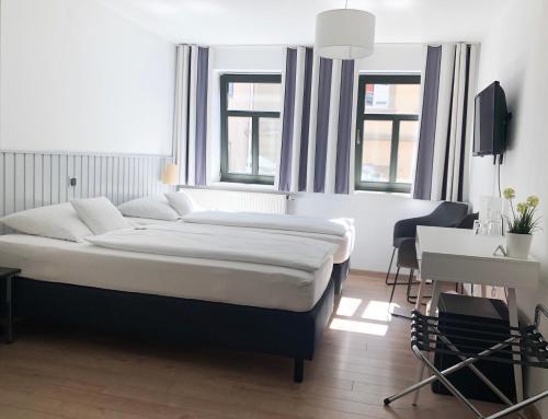 Postel nebo postele na pokoji v ubytování Hotel Café Rhönperle