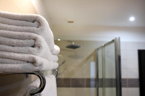 een stapel handdoeken op een handdoekenrek in de badkamer bij Apartmán Hrušky in Hrušky