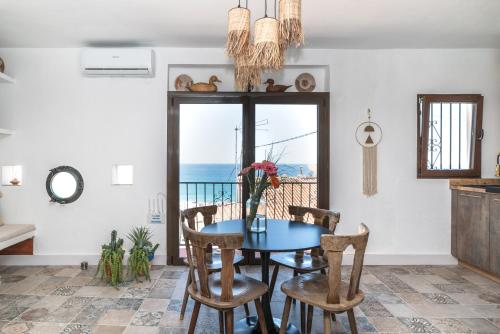 a dining room with a table and chairs at The Dreamer Balcón con Vistas al Mar by Vero in Altea