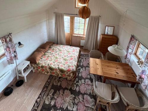 - une chambre avec un lit, une table et des chaises dans l'établissement Holiday home LÖTTORP XIV, à Löttorp