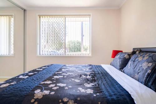 1 dormitorio con cama y ventana en Sydney Blue Mountain Retreat, en Kingswood