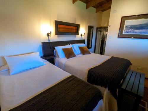 コンスティトゥシオンにあるHotel Casa Puccllanaの隣接するホテルルーム内のベッド2台