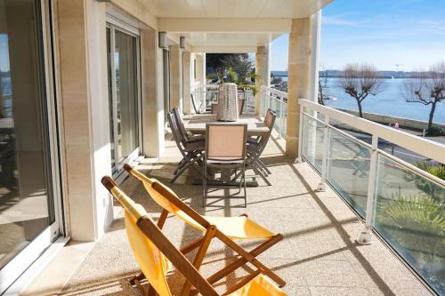 - une terrasse couverte avec des chaises et une table sur un balcon dans l'établissement 3 chambres vue mer 110m2- terrasse - parking, à La Rochelle