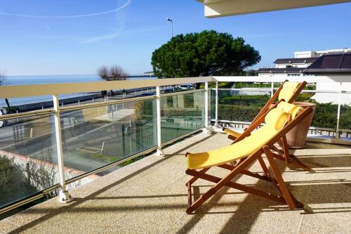 un toboggan sur le balcon d'une maison dans l'établissement 3 chambres vue mer 110m2- terrasse - parking, à La Rochelle