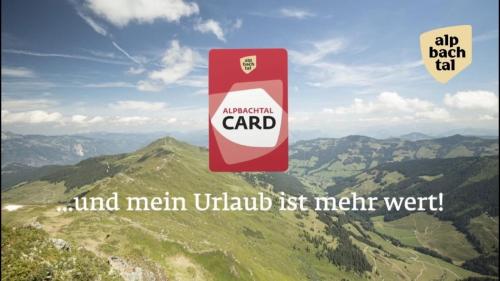 Un anuncio para una tarjeta americana con una montaña en Bergwald, en Alpbach