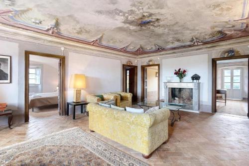 uma sala de estar com um sofá e uma lareira em AFFRESCATO - Palazzo Ravaschieri em Bracelli
