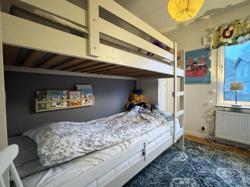 Dormitorio infantil con litera en Nice semi-detached house in central Landvetter, en Landvetter