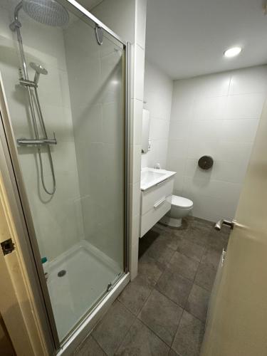 uma casa de banho com um chuveiro e um WC. em BCN Gotico em Barcelona