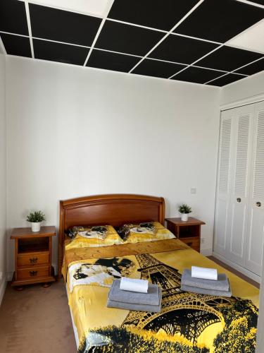 une chambre avec un lit avec deux serviettes dessus dans l'établissement Paris - Drancy, à Drancy