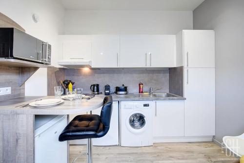 une cuisine blanche avec un évier et un lave-vaisselle dans l'établissement La Traversière 7 / Proche Gare, à Tours