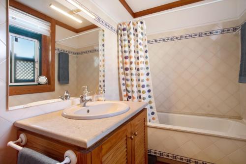 een badkamer met een wastafel en een douche bij A Casa da Concha in São Pedro de Moel