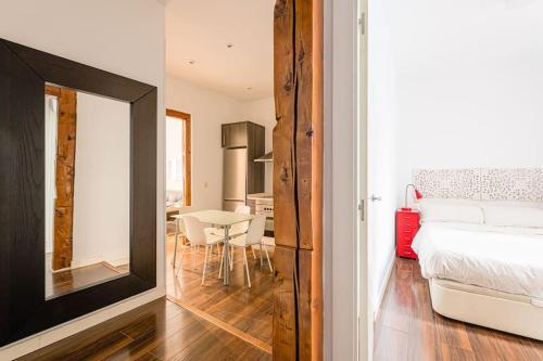 Flat next to the Paseo del Prado with balcony - A5