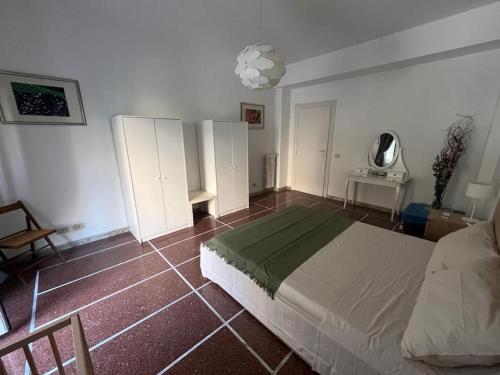 a bedroom with a bed and a table and a chair at Spazioso appartamento 10 min a piedi dal Vaticano e metro in Rome