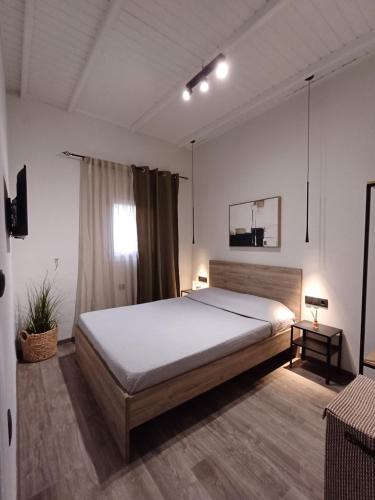 sypialnia z dużym łóżkiem i oknem w obiekcie Abelaki Holiday Home w mieście Paramonas