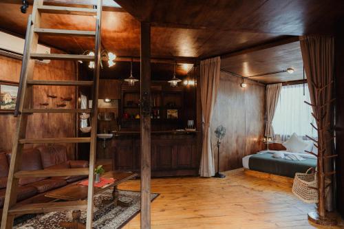 - une chambre avec des lits superposés et une échelle dans l'établissement Cabin Home อยู่ป่า wild and free, à Ko Larn