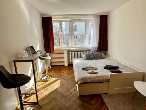 mała sypialnia z łóżkiem i oknem w obiekcie :: Apartment City Center :: w Warszawie
