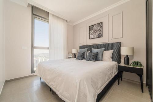Ένα ή περισσότερα κρεβάτια σε δωμάτιο στο Dreamy 2BDR Unparalleled Views Of The Old City