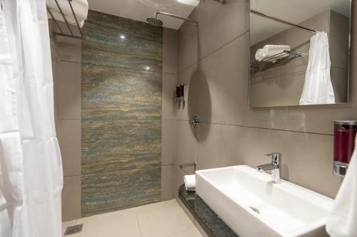 A bathroom at The Living Hub Business Hotel, Kolhapur