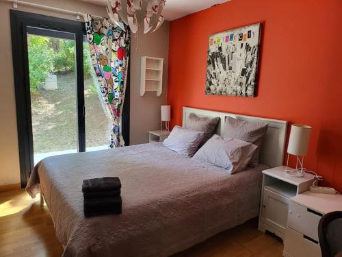 um quarto com uma cama com uma parede laranja em Villa grande piscine 5000m² 5 chambres, paisible nature em Peynier