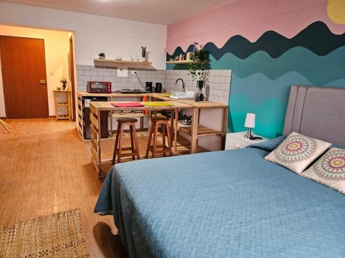 um quarto com uma cama e uma cozinha com um balcão em Alojamiento San Francisco Espaciosos y lindos mini apartamentos em Lima